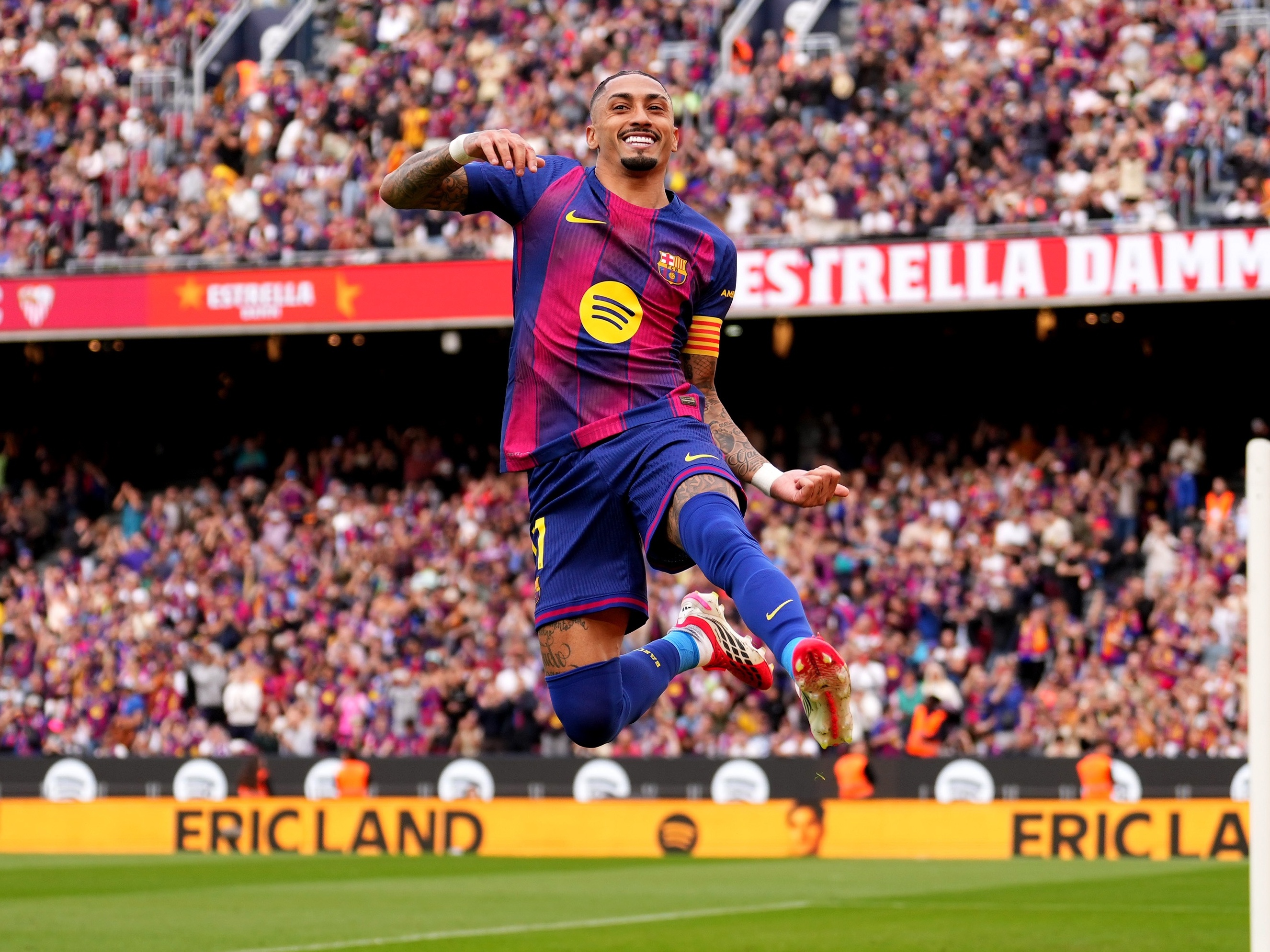 raphinha-do-barcelona-celebra-
