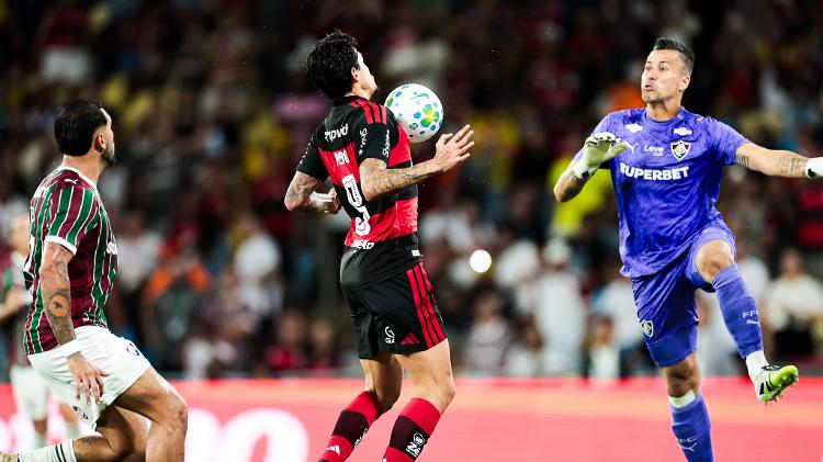 Pedro dá show, Flamengo vence o Flu e vira vice-líder do Brasileirão