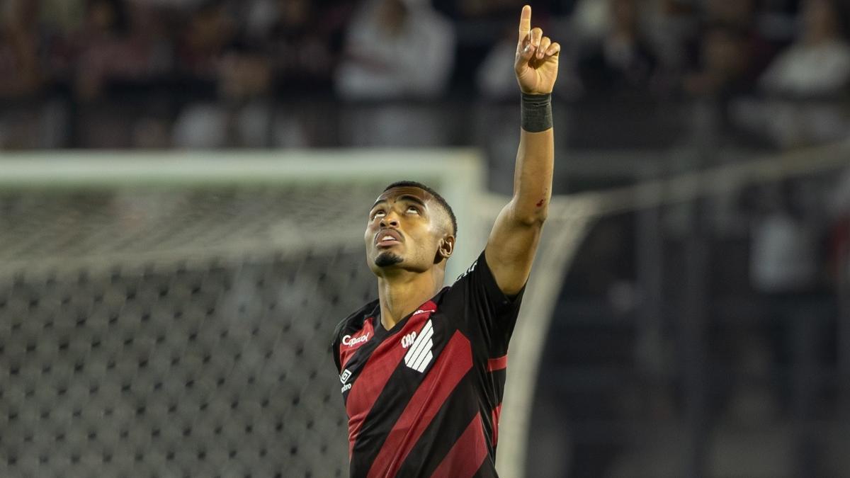 Athletico vira em 5 minutos sobre São Paulo e deixa rival pressionado