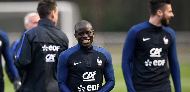 N´Golo Kanté não escondeu a alegria de participar do primeiro treino com a seleção francesa - Franck Fife/AFP Photo