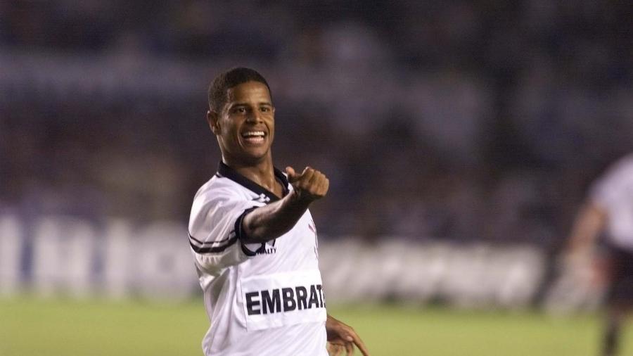 Marcelinho Carioca comemora gol pelo Corinthians contra o Cruzeiro em 1998 - Ormuzd Alves/Folhapress