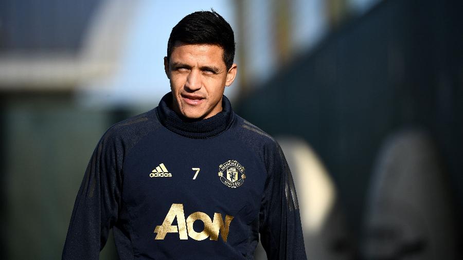 Alexis Sánchez foi colocado na lista de transferências pela diretoria do clube inglês - FRANCK FIFE/AFP