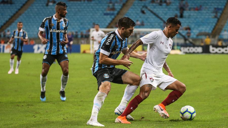 Kannemann faz a marcação durante Grêmio x Fluminense - LUCAS MERÇON / FLUMINENSE F.C.