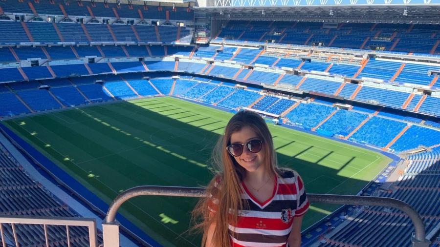 Estudante Maria Fernanda em visita ao estádio Santiago Bernabéu - Arquivo pessoal