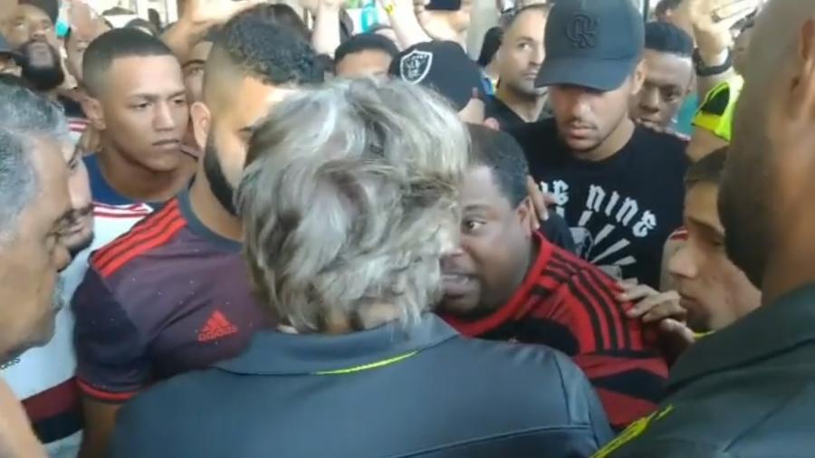 Torcedores conversam com o técnico Jorge Jesus antes de embarque do Flamengo para São Paulo - Reprodução/Flapress