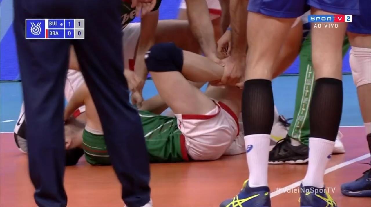 Skrimov fica chorando no chão após se machucar no duelo entre Bulgária e Brasil
