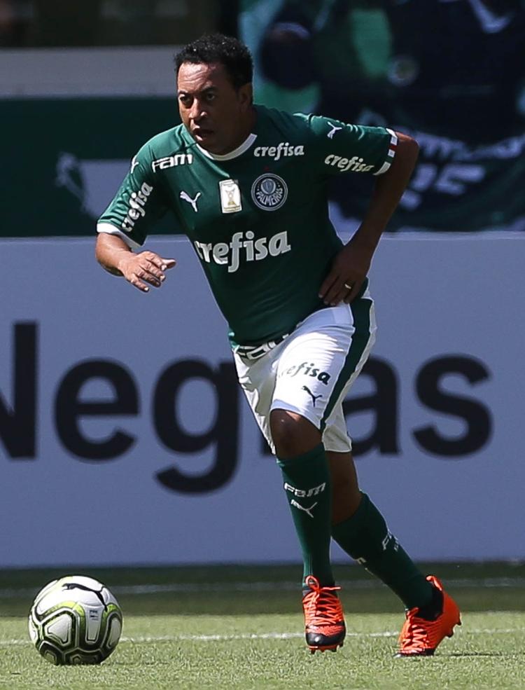 How are the players of the Brazilian Penta team doing? 11 Junior, former side of Palmeiras, São Paulo and Brazilian national team - Cesar Greco/SE Palmeiras - Cesar Greco/SE Palmeiras