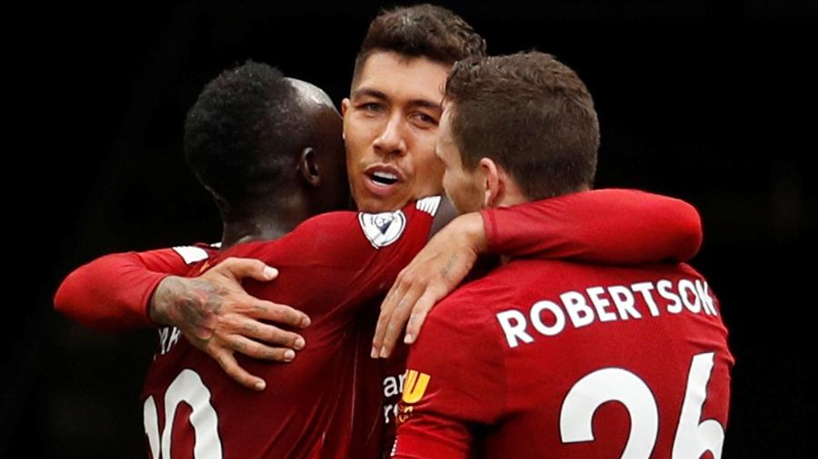 Roberto Firmino comemora gol com Sadio Mané e Andrew Robertson no Stamford Bridge - John Sibley/Reuters