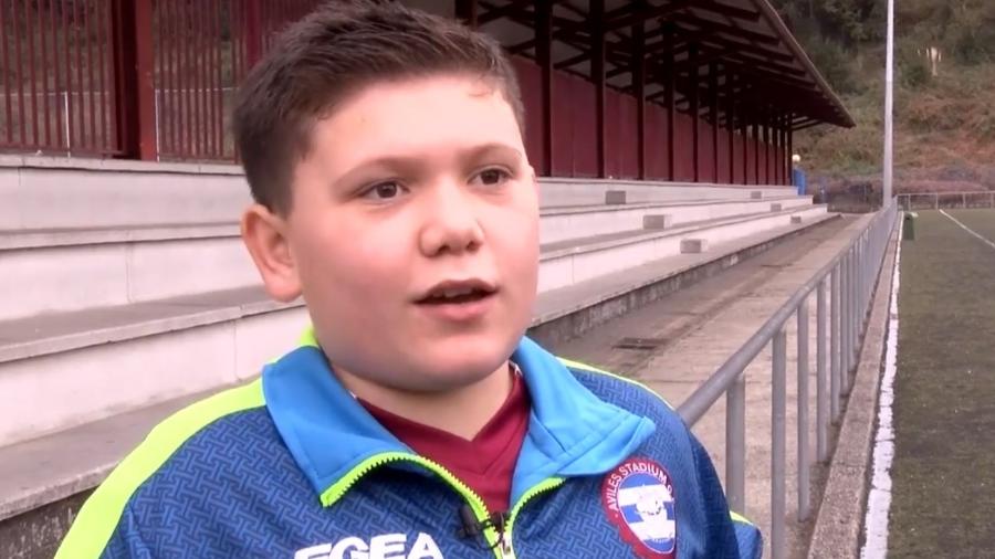 Garoto de 11 anos que ajudou árbitra na Espanha - Reprodução / Twitter / El Comercio