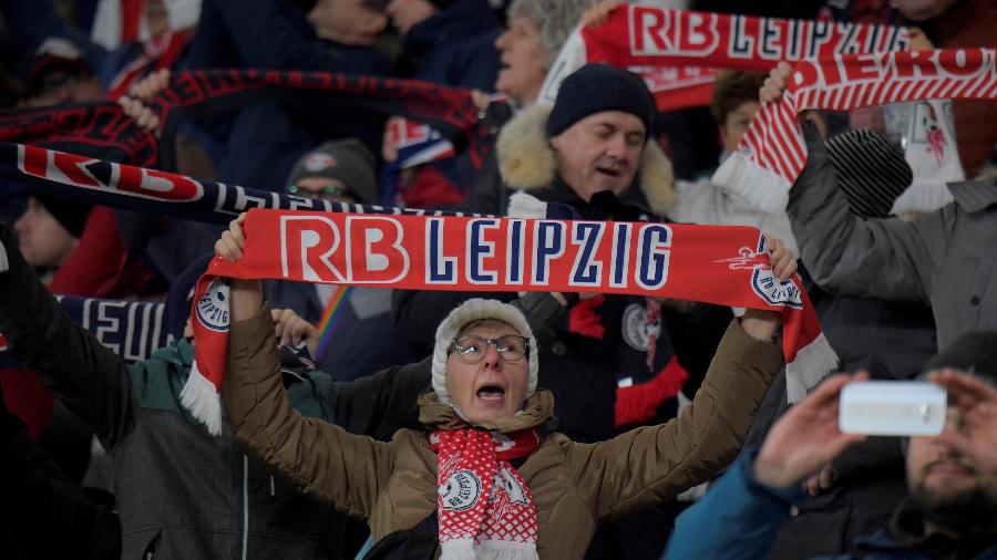 Torcedora exige cachecol do RB Leipzig durante partida do Campeonato Alemão 2019/20 - REUTERS/Matthias Rietschel