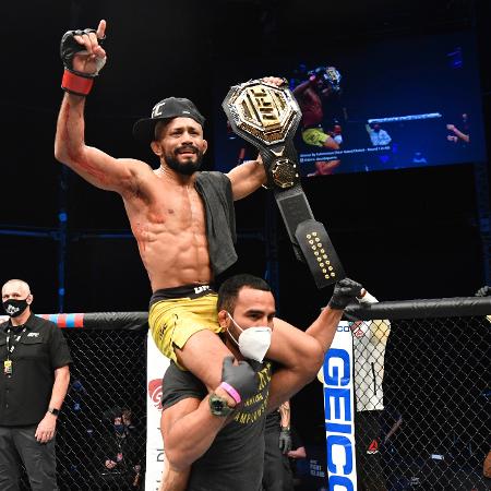 DEiveson Figueiredo comemora vitória sobre Joseph Benavidez no UFC DEiveson Figueiredo comemora vitória sobre Joseph Benavidez no UFC