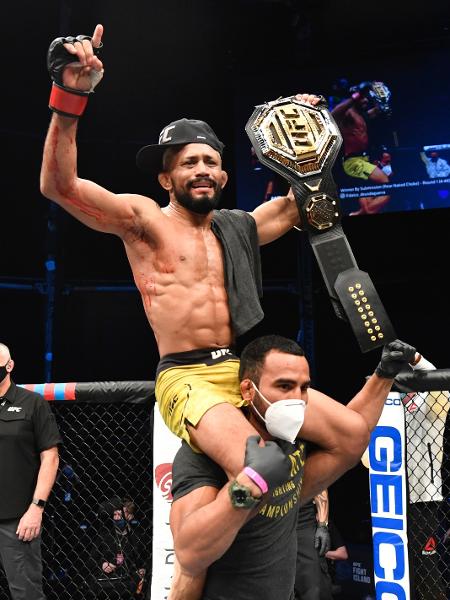 Deiveson Figueiredo comemora vitória sobre Joseph Benavidez no UFC  - Jeff Bottari/Zuffa LLC via Getty Images