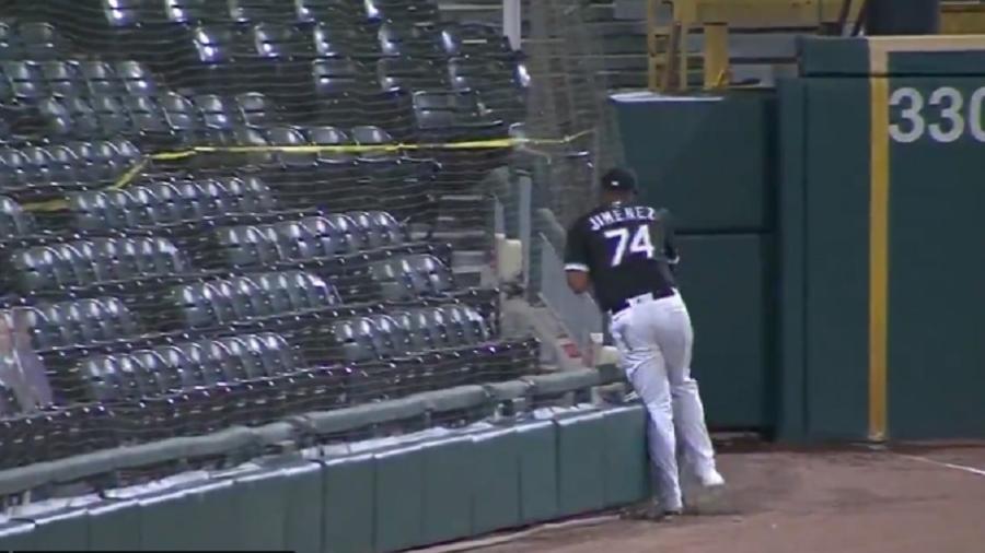 Eloy Jimenez vai parar na proteção e permite home run de Christian Yelich em Milwaukee Brewers x Chicago White Sox na MLB - Reprodução