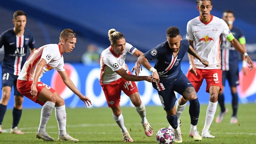 Neymar, do PSG, tenta se livrar da marcação de Kevin Kampl, do RB Leipzig, na semifinal da Liga dos Campeões - Reprodução/PSG