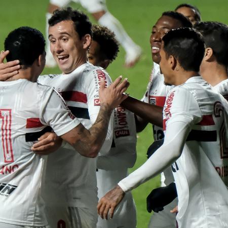 Jogadores do São Paulo comemoram gol marcado por Luciano contra o Athletico  - Marcello Zambrana/AGIF