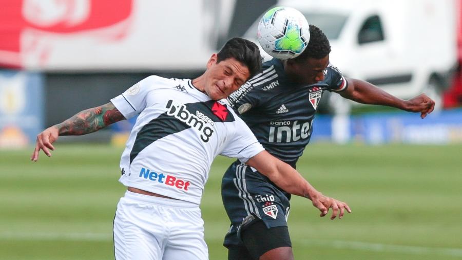 Léo, do São Paulo, e Germán Cano, do Vasco, disputam bola em jogo do Brasileirão que terminou empatado em 1 a 1 - Marcello Zambrana/AGIF