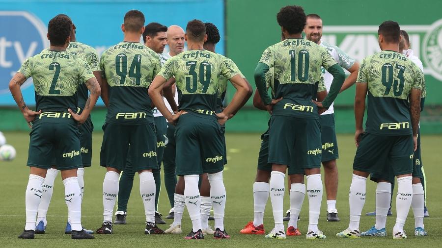 Abel Ferreira conversa com o elenco do Palmeiras antes de treino na Academia - Cesar Greco