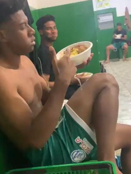 Vídeo enviado por Nino mostra elendo do Rio Preto comendo marmitex no vestiário - Divulgação