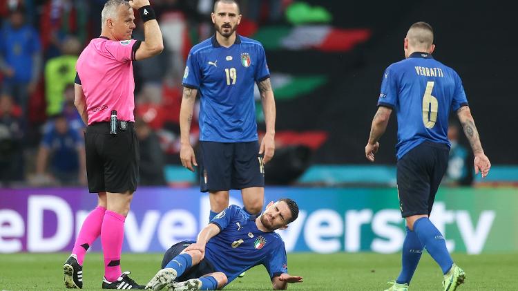 Destaque da campanha italiana, Jorginho sentiu o joelho direito aos 22 minutos de jogo e precisou ser atendido - ele voltou ao gramado pouco tempos - Carl Recine - Pool/Getty Images - Carl Recine - Pool/Getty Images