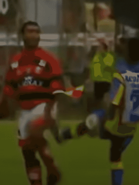 Romário e Cafezinho trocam agressões no jogo entre Flamengo e Madureira, pelo Carioca de 1997 - Reprodução / YouTube - Reprodução / YouTube