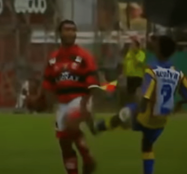 Romário e Cafezinho trocam agressões no jogo entre Flamengo e Madureira, pelo Carioca de 1997