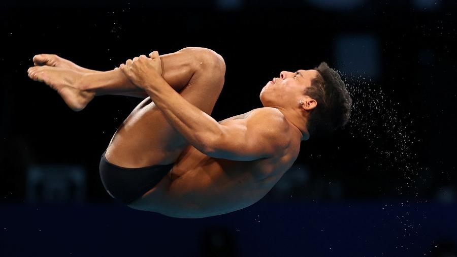 Brasileiro Kawan Pereira em ação naas eliminatórias da plataforma de 10m das Olimpíadas de Tóquio - Antonio Bronic/Reuters