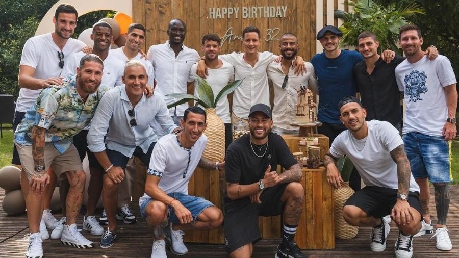 Aniversariante da vez, Herrera apareceu em foto ao lado de outros 14 jogadores do PSG - Reprodução/Instagram