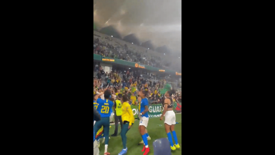 Jogadoras da seleção brasileira festejam reencontro com a torcida em amistoso contra a Austrália - Reprodução
