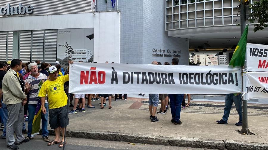 Manifestantes defendem central Mauricio Souza, demitido após post homofóbico, e o chamam de "guerreiro" - Bruno Torquato/UOL