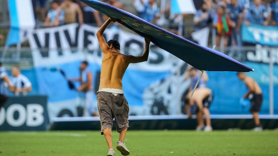 Torcedor do Grêmio arremessa o backdrop da CBF após a derrota para o Palmeiras - Pedro H. Tesch/AGIF