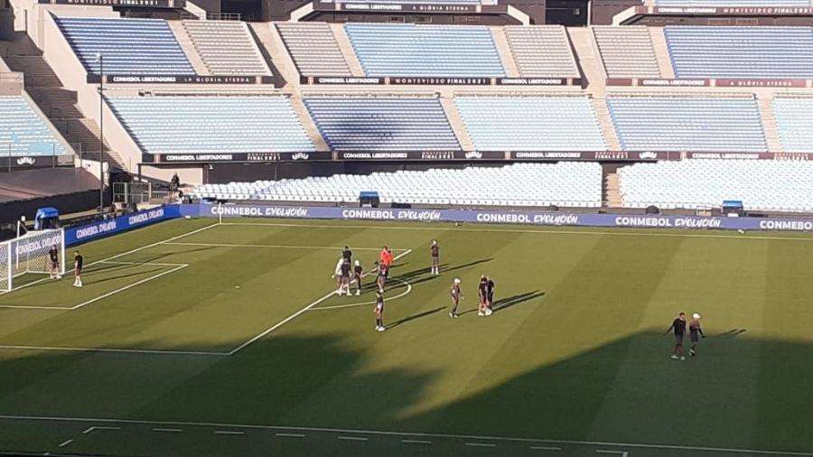 Jogadores do Flamengo reconhecem o gramado do estádio Centenário - Léo Burlá/UOL