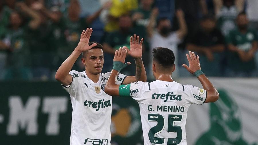 Giovani e Gabriel Menino comemoram o segundo gol do Palmeiras contra o Cuiabá - Cesar Greco/Palmeiras