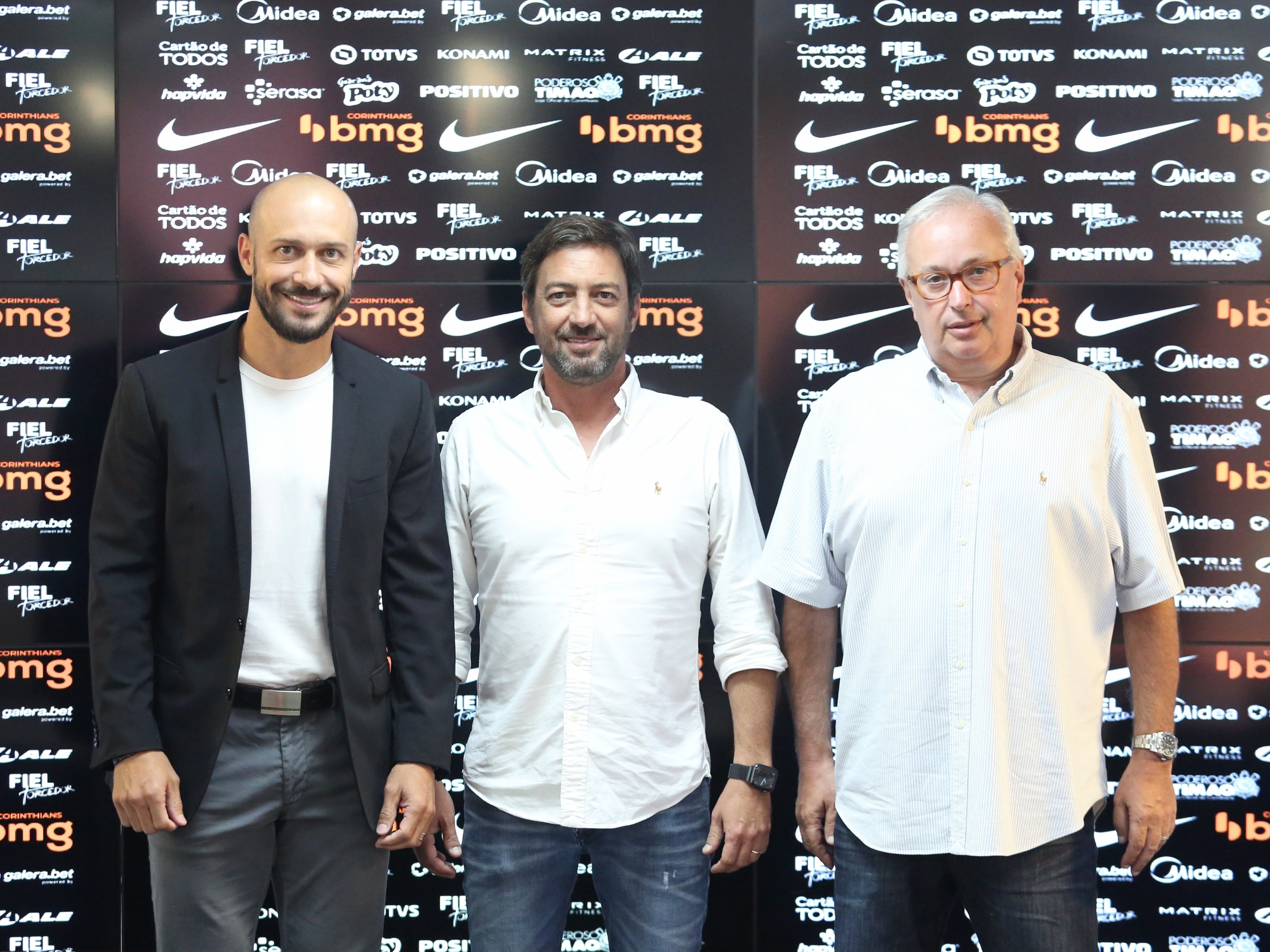 Mesmo com dificuldade, Corinthians mantém cautela na busca por centroavante 