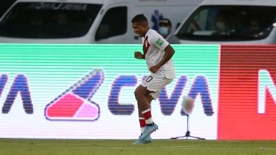 Edison Flores comemora gol da vitória do Peru sobre a Colômbia - LUISA GONZALEZ/REUTERS