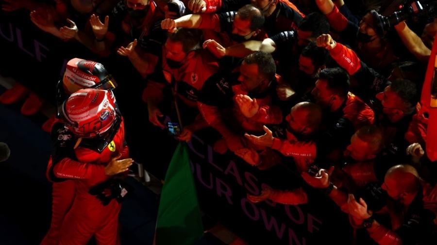 Leclerc e Sainz comemoram dobradinha junto a engenheiros da Ferrari no GP do Bahrein - Mark Thompson/Getty Images