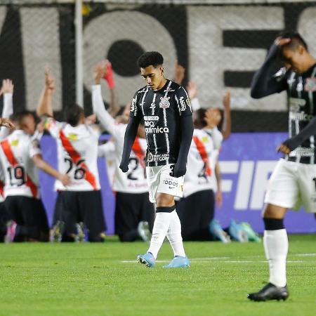 Du Queiroz, do Corinthians, lamenta gol marcado pelo Always Ready, da Bolívia, em jogo da Libertadores - Manuel Claure/Reuters