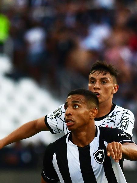 Victor Sá na partida entre Botafogo e Corinthians, no Campeonato Brasileiro - PETER ILICCIEV/ESTADÃO CONTEÚDO