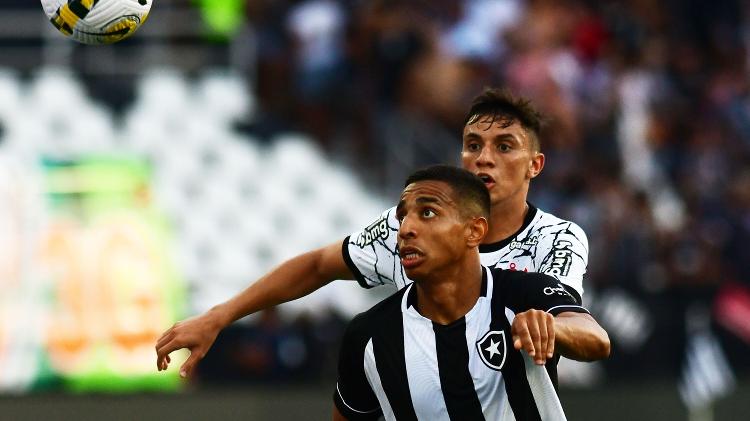 Victor Sá na partida entre Botafogo e Corinthians, pelo Campeonato Brasileiro - PETER ILICCIEV/ESTADÃO CONTEÚDO - PETER ILICCIEV/ESTADÃO CONTEÚDO