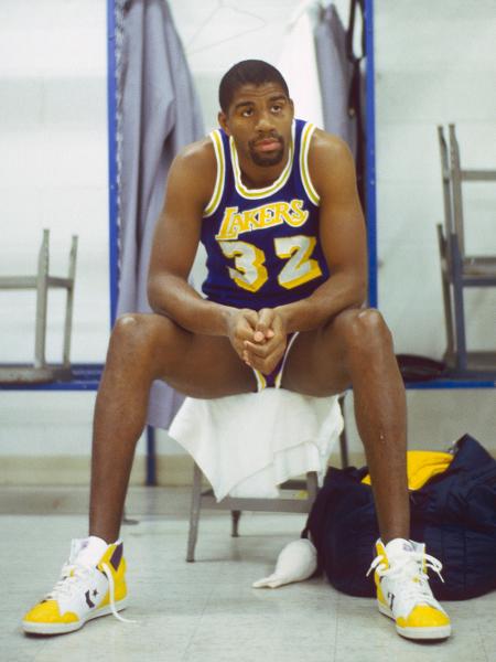 Magic Johnson e seus tênis nos tempos de estrela dos Lakers na NBA - Focus on Sport via Getty Images