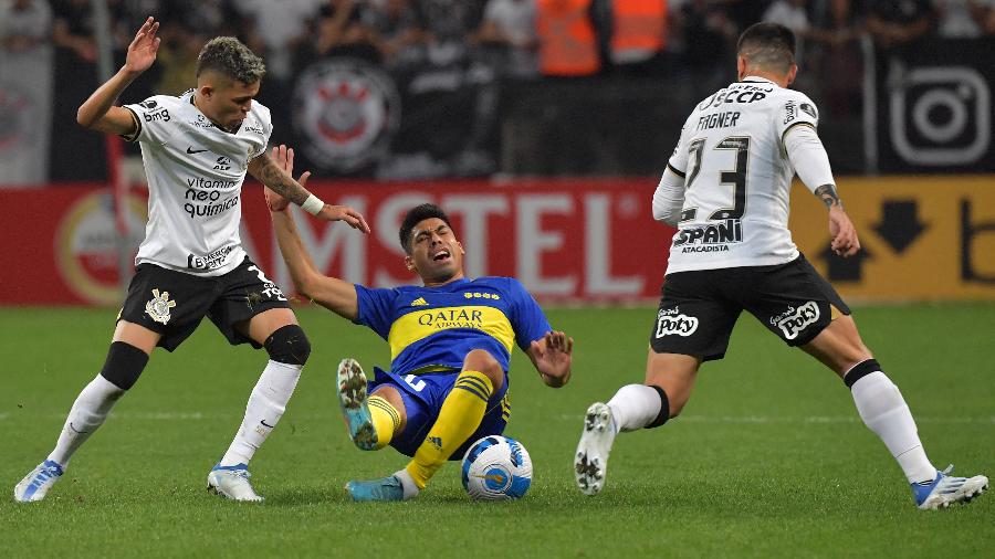 Adson e Fagner ,do Corinthians, tentam marcar jogador do Boca Juniors durante jogo da Libertadores - NELSON ALMEIDA / AFP