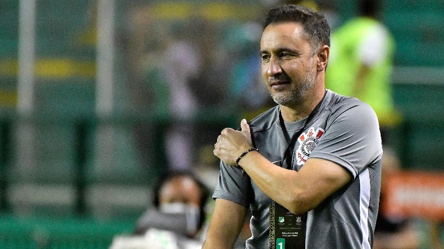 Vítor Pereira, técnico do Corinthians, elogiou treinadores portugueses no Brasil - Vizzor Imagem/AGIF