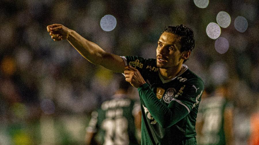 Raphael Veiga, do Palmeiras, comemora seu gol durante partida contra o Juazeirense pela Copa do Brasil - Marcos Zanutto/AGIF