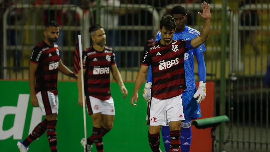 Rodrigo Caio agradece apoio da torcida do Flamengo em seu retorno após lesão, na partida contra o Altos-PI - Gilvan de Souza/CRF