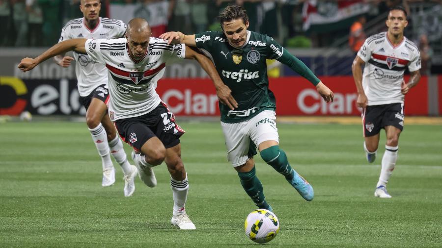 Miranda, do São Paulo, e Raphael Veiga, do Palmeiras, brigam pela bola em jogo da Copa do Brasil - Marcello Zambrana/AGIF