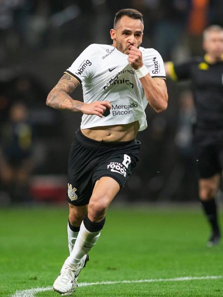 Renato Augusto beija camisa do Corinthians após marcar na partida contra o Fluminense -  JHONY INACIO/ENQUADRAR/ESTADÃO CONTEÚDO