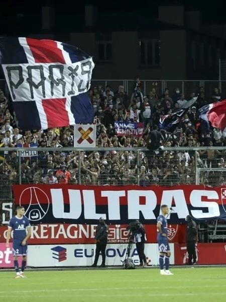 Ultras do PSG durante partida da equipe contra o Nice, pela Copa da França - John Berry/Getty Images