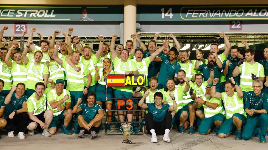 Integrantes da Aston Martin celebram o terceiro lugar de Fernando Alonso no GP do Bahrein - Zak Mauger/Aston Martin