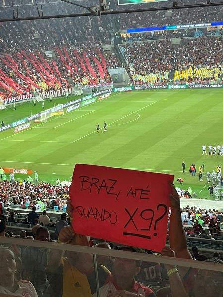"Até quando X9?": torcedor do Flamengo exibe cartaz cobrando Marcos Braz, vice de futebol - Bruno Braz/UOL