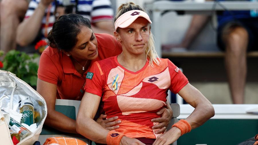 Lesia Tsurenko recebe atendimento médico nas oitavas de final de Roland Garros - Reuters
