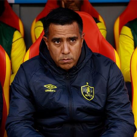 O técnico César Farias durante a partida do Aucas contra o Flamengo, pela Libertadores - Franklin Jacome/Getty